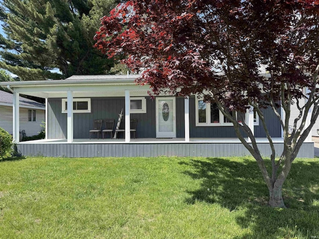 view of front of property with covered porch and a front lawn