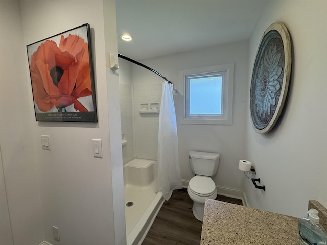 full bath with wood finished floors, toilet, a shower with curtain, and baseboards
