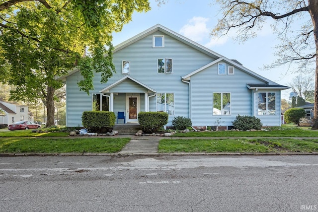 traditional-style house featuring a front yard