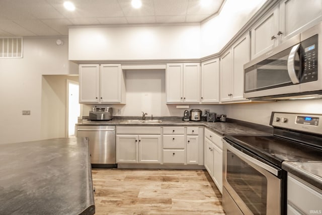 28 N Washington St, Knightstown, IN 47362 - kitchen featuring stainless steel appliances, a sink, dark countertops, light wood finished floors, and recessed lighting