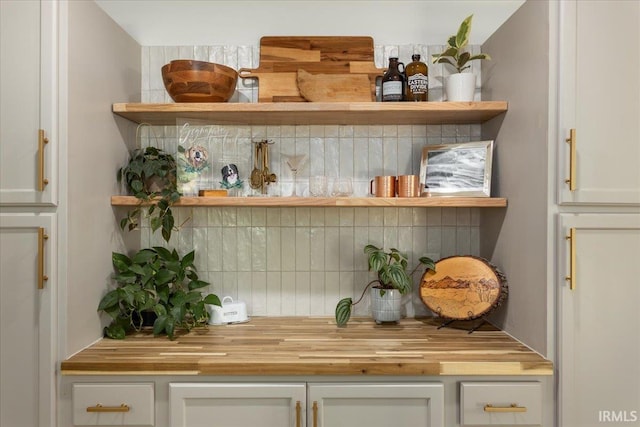736 Paradise Ave, Lafayette, IN 47905 - bar area featuring tasteful backsplash