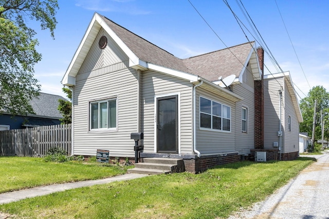 1008 E Wabash St, Frankfort, IN 46041 - view of front of home with entry steps and a shingled roof