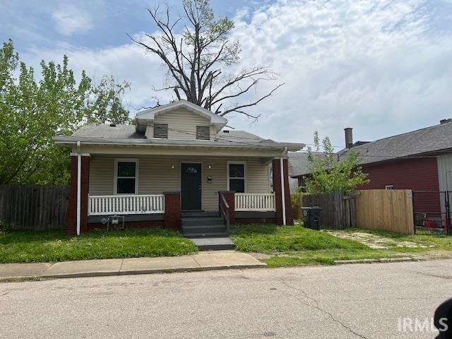 909 N 5th Ave, Evansville, IN 47710 - bungalow featuring fence and a porch