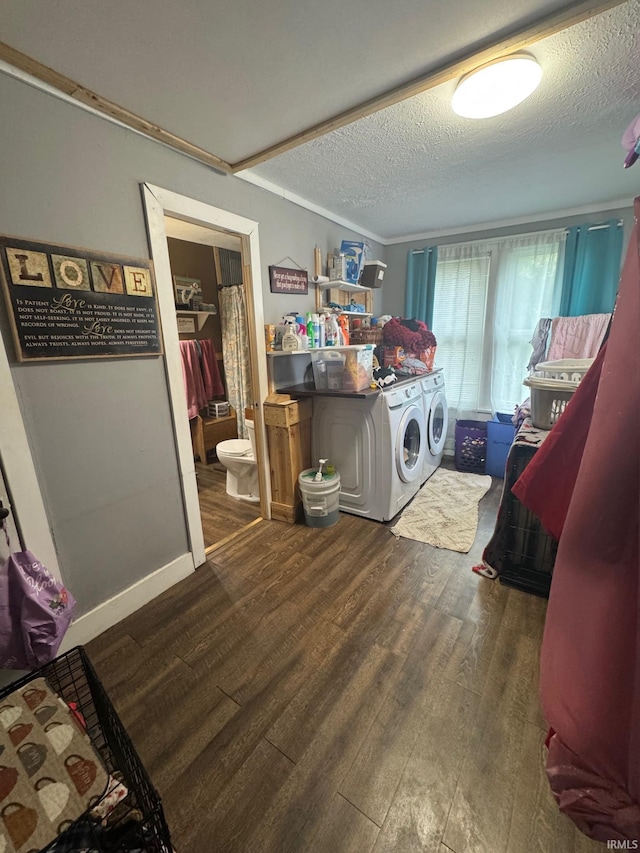 515 E Washington St, Attica, IN 47918 - clothes washing area featuring independent washer and dryer, wood finished floors, and a textured ceiling