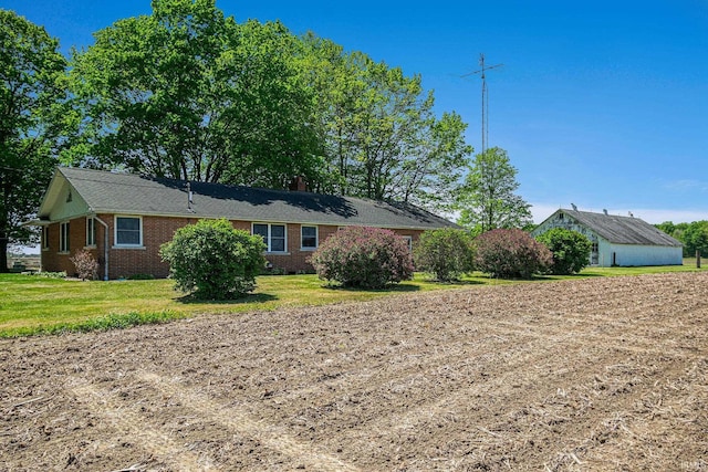 view of front of home featuring brick siding and a front yard