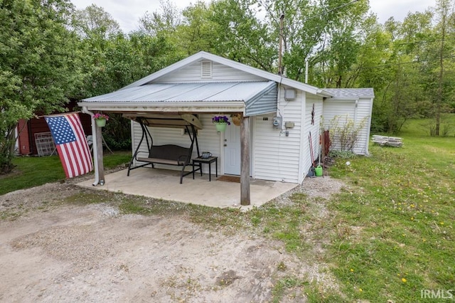 902 E Grant, Hartford City, IN 47348 - view of outbuilding featuring dirt driveway, a carport, and view of scattered trees