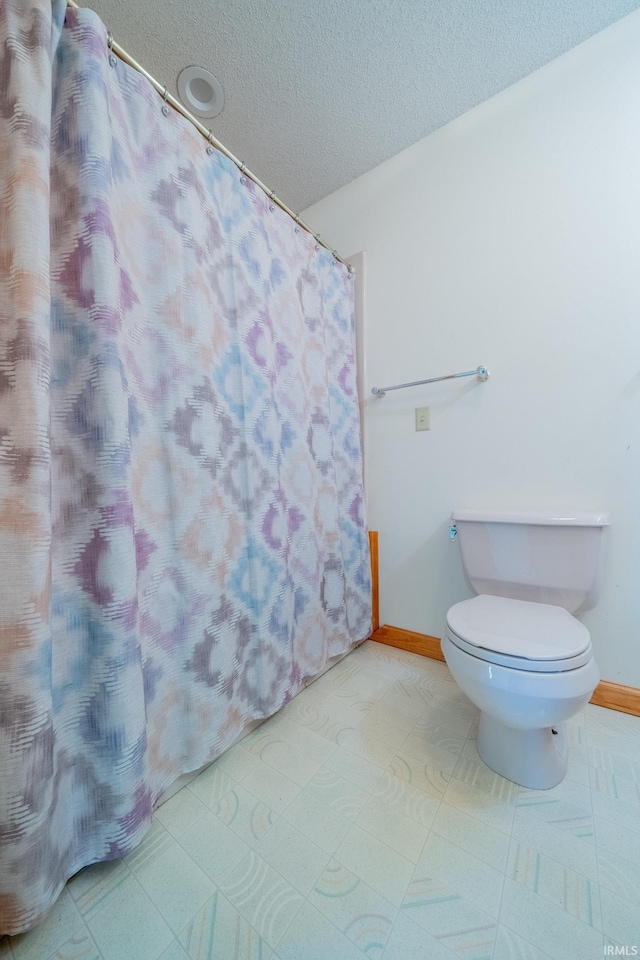 109 E Grant St, Lafontaine, IN 46940 - bathroom featuring baseboards, toilet, a textured ceiling, and a shower with curtain
