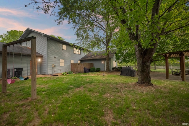 view of yard at dusk