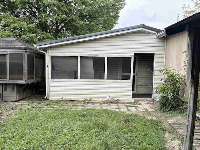 909 N Sullivan St, Alexandria, IN 46001 - rear view of house with a sunroom and a yard