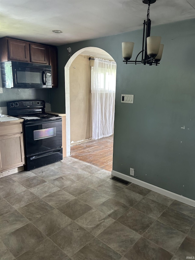 8965 W County Road 100 N, Richland, IN 47634 - kitchen with black appliances, arched walkways, baseboards, a chandelier, and hanging light fixtures
