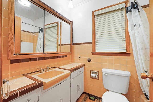 3430 Woodrow Ave, Fort Wayne, IN 46805 - full bath featuring crown molding, toilet, vanity, tile walls, and a shower with curtain