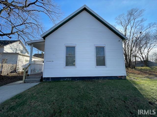 1710 Sibley Ave, South Bend, IN 46628 - rear view of property featuring a yard