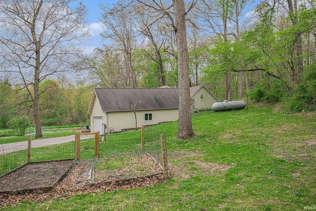 5480 E 900 N, Syracuse, IN 46567 - view of grassy yard featuring driveway and an outdoor structure