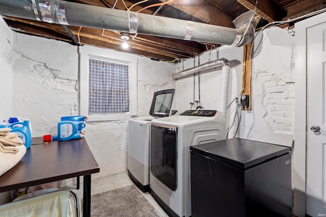 601 W Sycamore St, Kokomo, IN 46901 - laundry area with washing machine and dryer and a textured wall