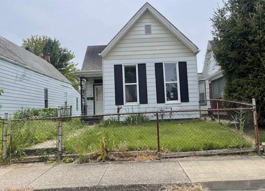 509 E Iowa St, Evansville, IN 47711 - shotgun-style home with a shingled roof