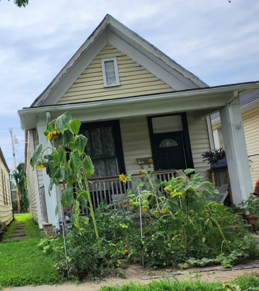 1403 E Indiana St, Evansville, IN 47711 - shotgun-style home with covered porch