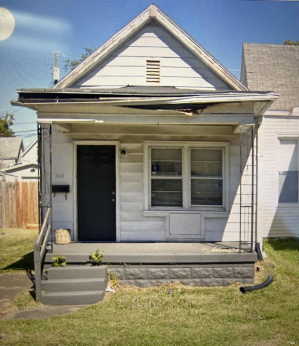 414 E Virginia St, Evansville, IN 47711 - shotgun-style home with covered porch