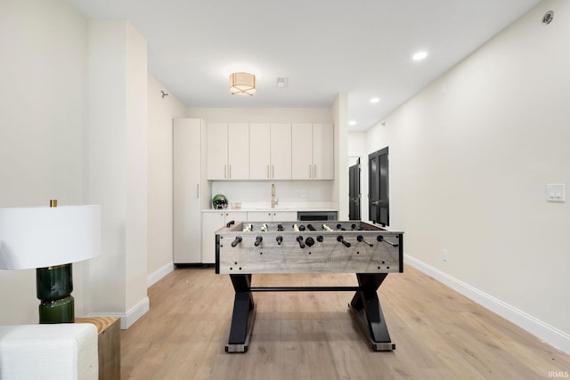 622 N Notre Dame Ave, South Bend, IN 46617 - recreation room featuring baseboards, light wood-style floors, a sink, and recessed lighting