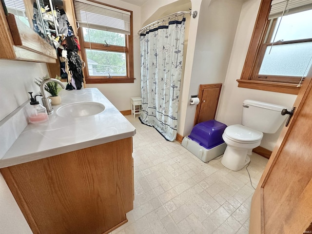 1655 Hinton Dr, Fort Wayne, IN 46808 - full bathroom featuring toilet, vanity, a shower with curtain, and baseboards