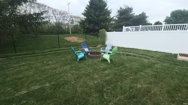 view of yard featuring a fire pit