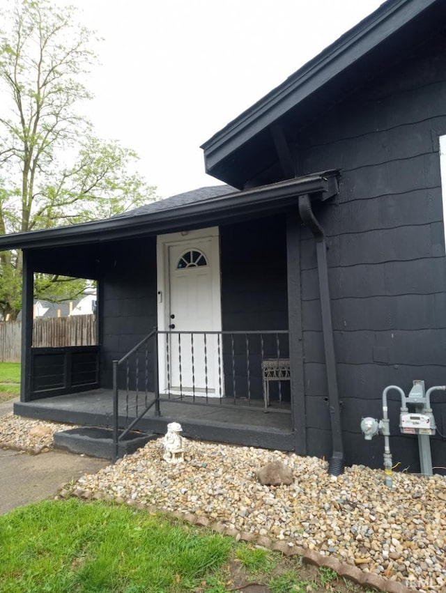 property entrance featuring a porch