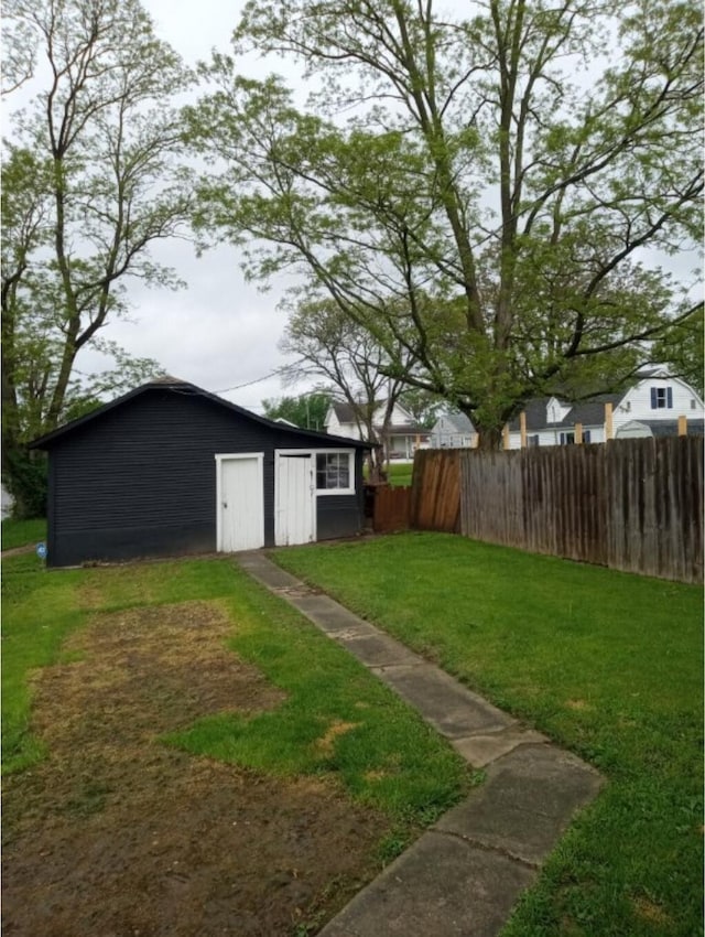view of yard with an outbuilding