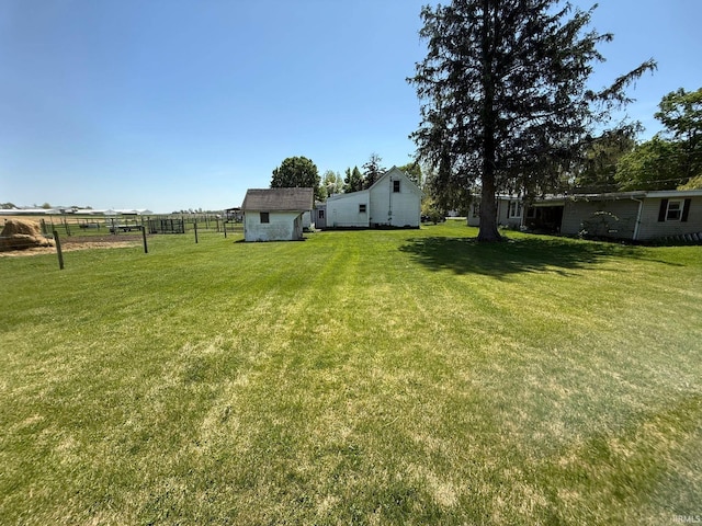 view of yard featuring an outdoor structure