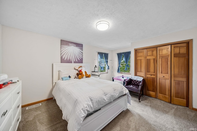 bedroom featuring carpet flooring, a textured ceiling, baseboards, and a closet