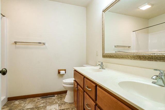full bathroom featuring baseboards, toilet, a shower with curtain, and double vanity