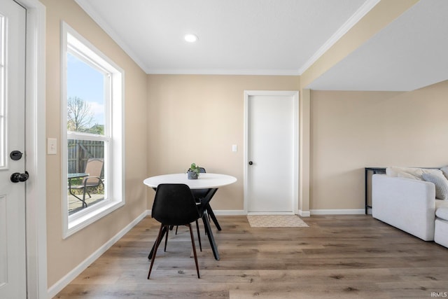 dining space featuring crown molding, light wood-style floors, baseboards, and recessed lighting