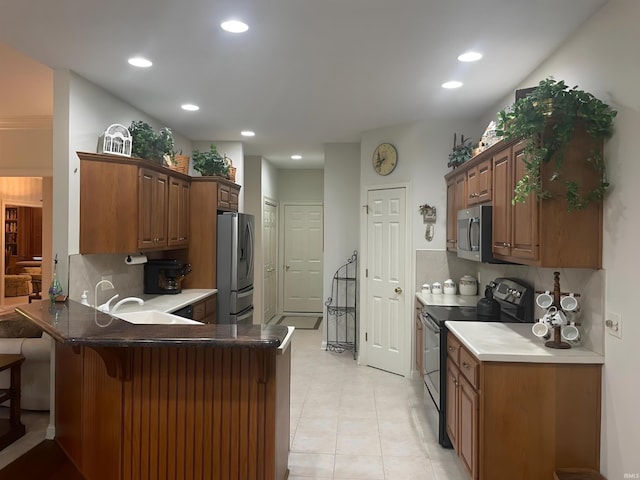 12116 Autumn Breeze Dr, Fort Wayne, IN 46845 - kitchen featuring appliances with stainless steel finishes, a peninsula, backsplash, recessed lighting, and a breakfast bar area