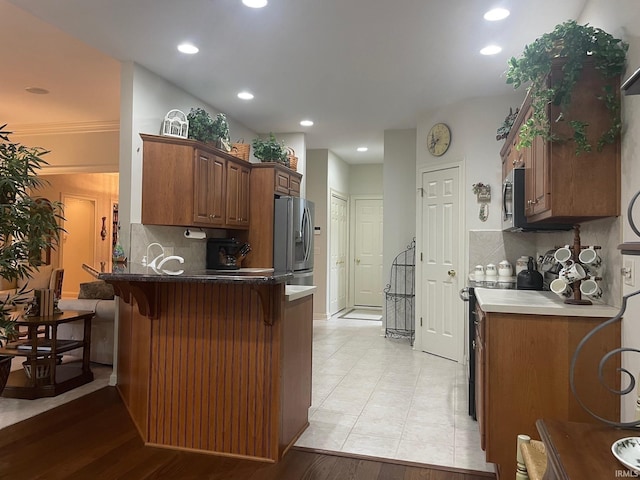 12116 Autumn Breeze Dr, Fort Wayne, IN 46845 - kitchen featuring stainless steel appliances, a peninsula, a breakfast bar area, backsplash, and recessed lighting