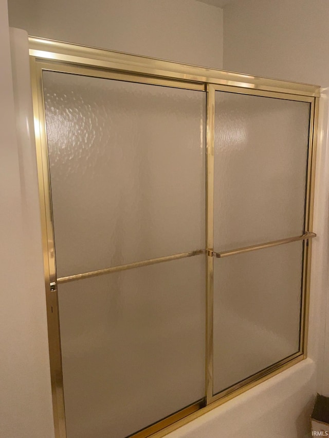 12116 Autumn Breeze Dr, Fort Wayne, IN 46845 - bathroom featuring a shower with door