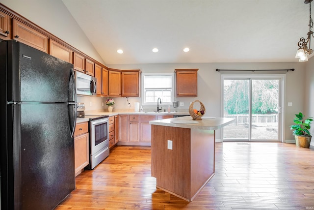 11430 Kestrel Ct, Evansville, IN 47725 - kitchen with stainless steel appliances, light countertops, light wood-style flooring, a kitchen island, and recessed lighting