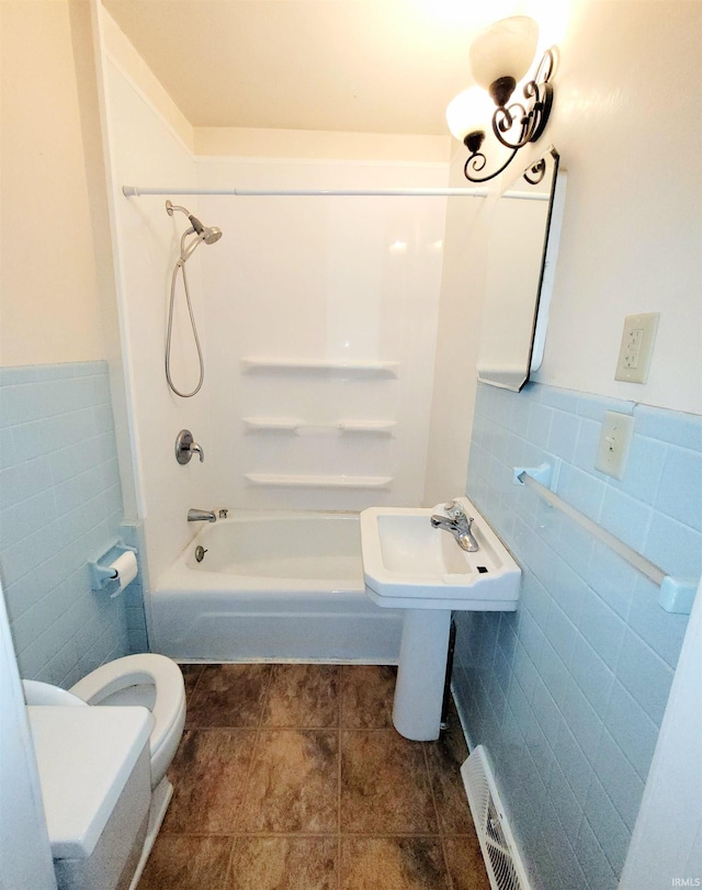 625 S 29th St, Lafayette, IN 47904 - full bathroom with tile walls, toilet, wainscoting, and bathing tub / shower combination