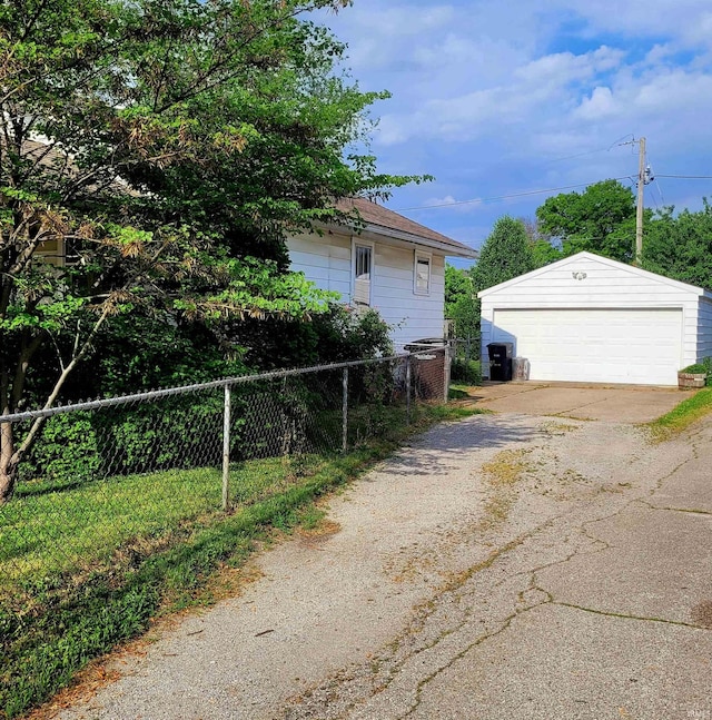 625 S 29th St, Lafayette, IN 47904 - view of asphalt driveway