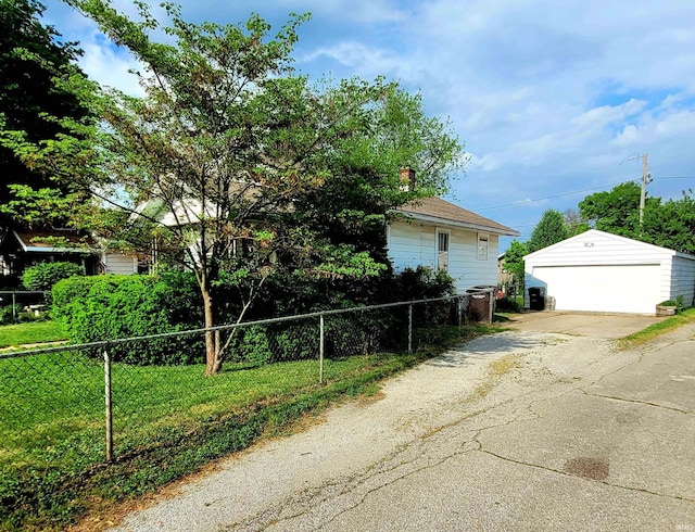 625 S 29th St, Lafayette, IN 47904 - view of front facade with a detached garage and an outbuilding