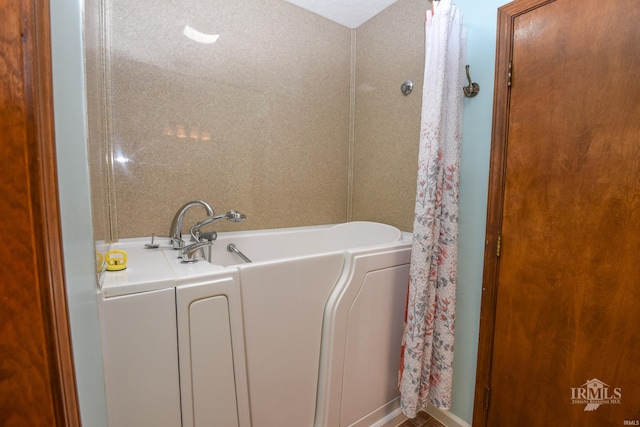 4105 W Friar Dr, Muncie, IN 47304 - bathroom with a tub