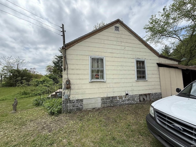 view of side of property featuring a yard