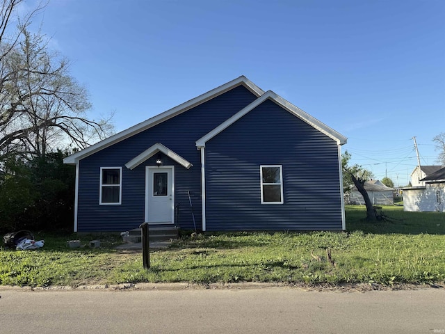 615 W Kickapoo St, Hartford City, IN 47348 - bungalow featuring entry steps