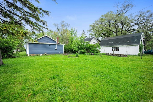 615 W Kickapoo St, Hartford City, IN 47348 - view of grassy yard