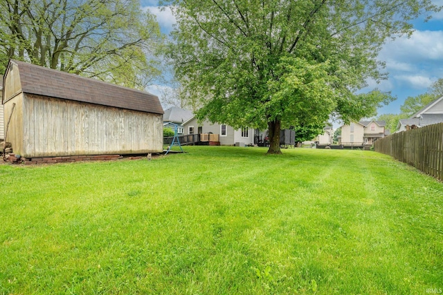 view of yard featuring an outdoor structure
