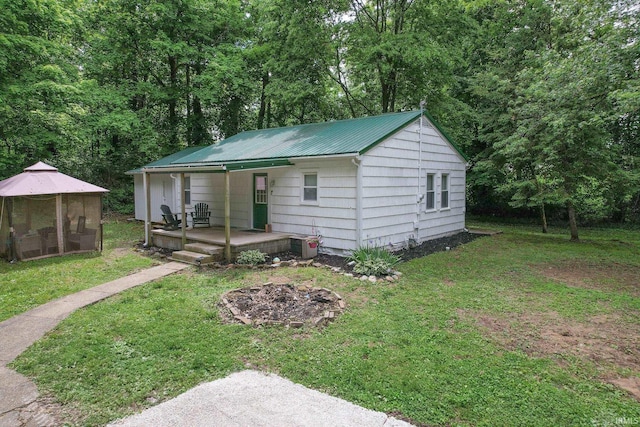 407 W Kentucky St, Princeton, IN 47670 - bungalow featuring a front lawn, a porch, and metal roof