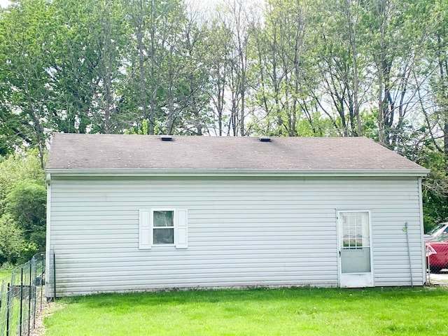 6913 E Jackson St, Muncie, IN 47303 - view of side of property with roof with shingles