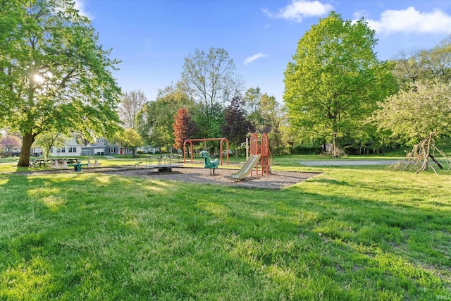 view of green lawn