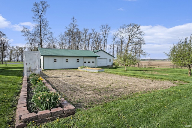 view of grassy yard featuring an outdoor structure