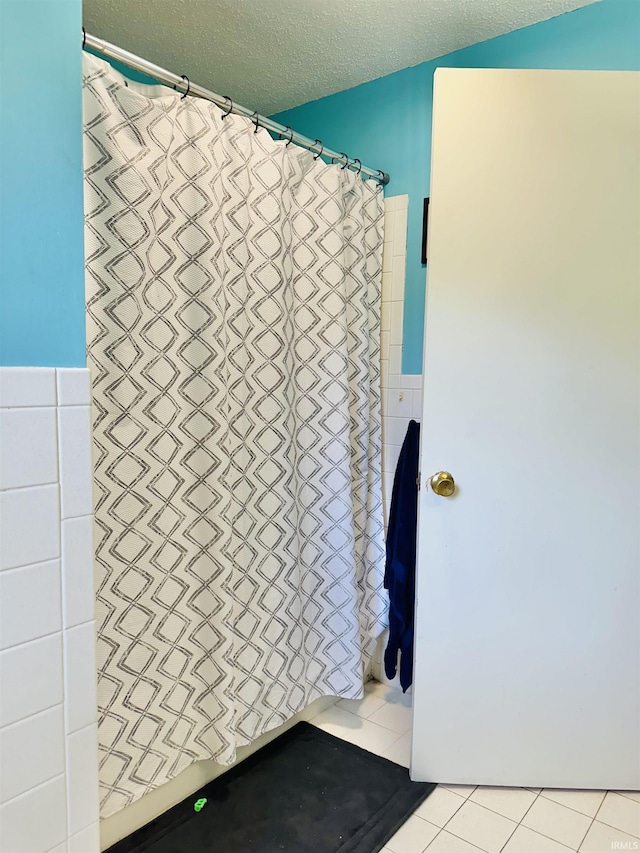 2912 W Twickingham Dr, Muncie, IN 47304 - full bath with a textured ceiling, tile patterned floors, and curtained shower