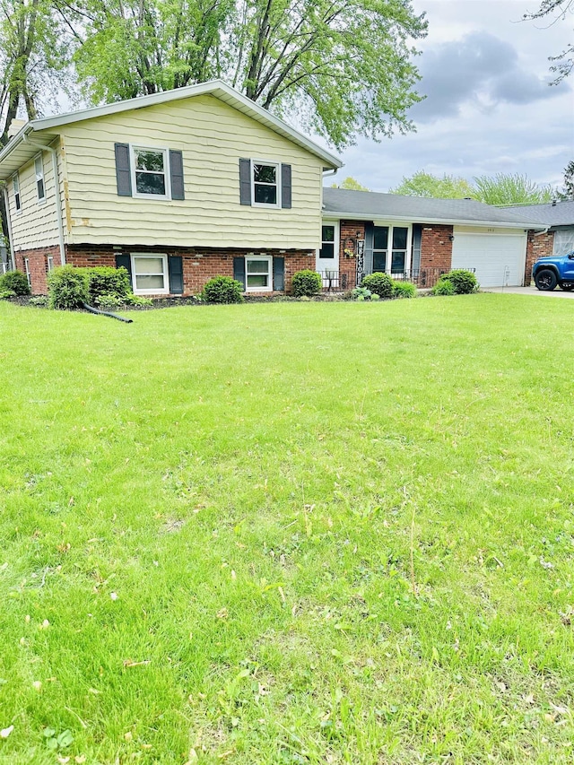 2912 W Twickingham Dr, Muncie, IN 47304 - tri-level home with a front yard and an attached garage