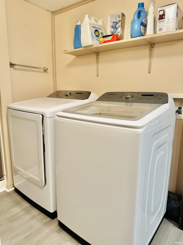 2912 W Twickingham Dr, Muncie, IN 47304 - washroom featuring light wood-style flooring and washing machine and clothes dryer
