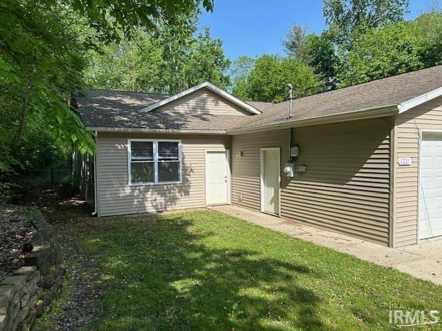 1221 N Lindbergh Dr, Bloomington, IN 47404 - view of front of house featuring a garage and a front lawn